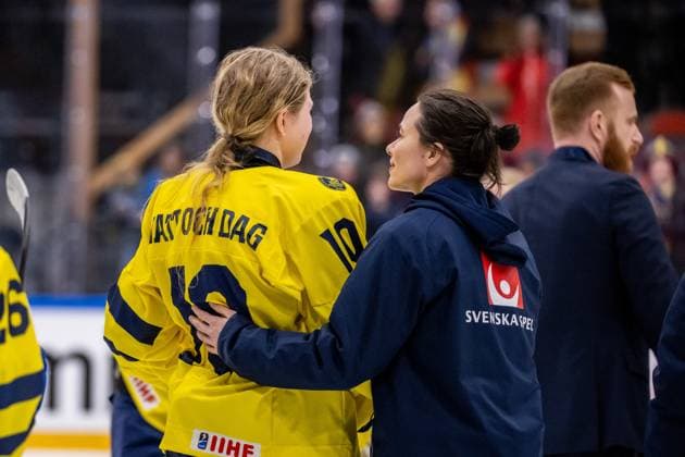 230115 Linnea Natt och Dag and physiotherapist Elin Uusitalo of Sweden looks dejected after the 2023 IIHF U18 Womens World Championship final between Canada and Sweden on January 15, 2023 in Östersund Photo Mathilda Ahlberg BILDBYRAN code MA MA0381 ice hockey ice hockey u18 vm u18 vm 2023 iihf u18 womens world championship final canada sweden sweden canada lady bbeng depp,  Copyright: MATHILDAxAHLBERG BB230115MA174