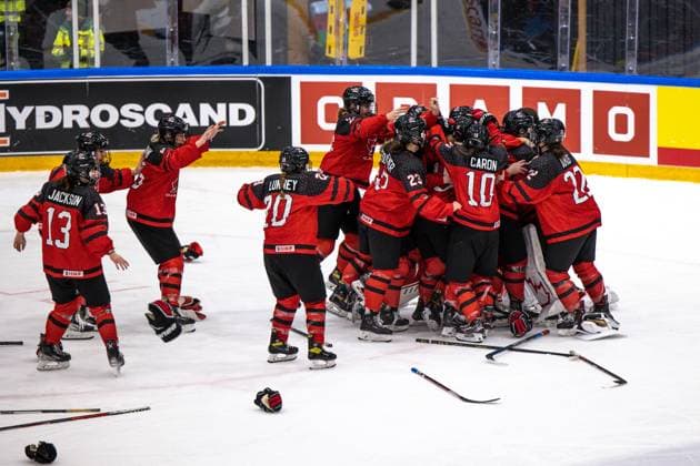 ÖSTERSUND 20230115 Canada celebrates after the final of the womens junior WC in ice hockey between Canada and Sweden in Östersund Arena Östersund ICEHOCKEY x11910x,  Copyright: xPerxDanielsson TTx ISHOCKEY-JVM FINAL KANADA-SVERIGE