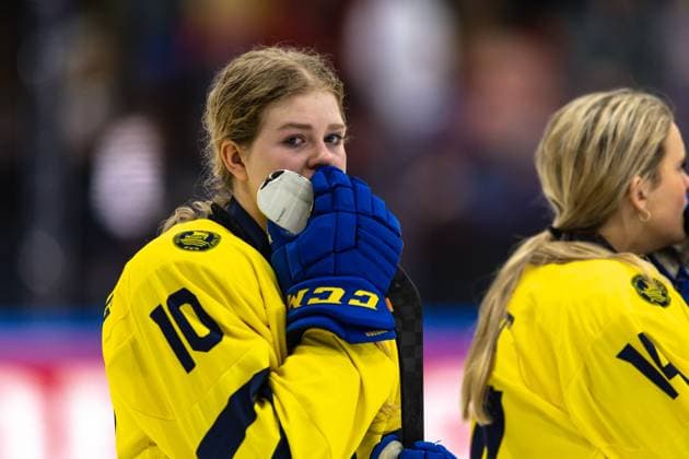 ÖSTERSUND 20230115 Swedens Linnea Natt Och Dag depresses after the loss in the final of the womens junior WC in ice hockey between Canada and Sweden in Östersund Arena Östersund ICEHOCKEY x11910x,  Copyright: xPerxDanielsson TTx ISHOCKEY-JVM FINAL KANADA-SVERIGE