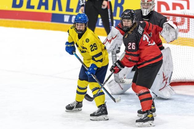 ÖSTERSUND 20230115 Swedens Stella Lindell and Canadas Keira Hurry during the final of the womens junior WC in ice hockey between Canada and Sweden in Östersund Arena Östersund ICEHOCKEY x11910x,  Copyright: xPerxDanielsson TTx ISHOCKEY-JVM FINAL KANADA-SVERIGE