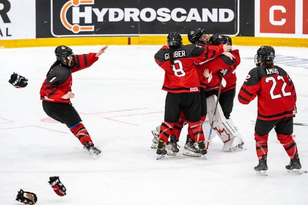 230115 Players of Canada celebrate after the 2023 IIHF U18 Womens World Championship final between Canada and Sweden on January 15, 2023 in Östersund Photo Mathilda Ahlberg BILDBYRAN code MA MA0381 ice hockey ice hockey u18 vm u18 vm 2023 iihf u18 womens world championship final canada sweden sweden canada lady bbeng cheers,  Copyright: MATHILDAxAHLBERG BB230115MA181