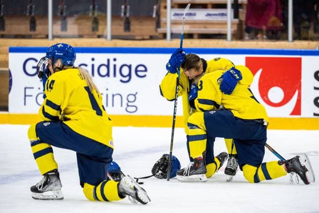 230115 Tilde Utbult, Jenna Raunio and Moa Gustafsson of Sweden looks rejected after the 2023 IIHF U18 Womens World Championship final between Canada and Sweden on January 15, 2023 in Östersund Photo Mathilda Ahlberg BILDBYRAN code MA MA0381 ice hockey ice hockey u18 vm u18 vm 2023 iihf u18 womens world championship final canada sweden sweden canada lady bbeng depp,  Copyright: MATHILDAxAHLBERG BB230115MA212