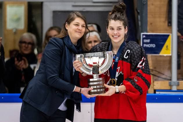 230115 Jocelyn Amos of Canada receives the first place trophy after the 2023 IIHF U18 Women s World Championship final between Canada and Sweden on January 15, 2023 in Östersund Photo Mathilda Ahlberg BILDBYRAN kod MA MA0381 ishockey ice hockey u18 vm u18 vm 2023 iihf u18 womens world championship final kanada sverige sweden canada dam bbeng,  Copyright: MATHILDAxAHLBERG BB230115MA220