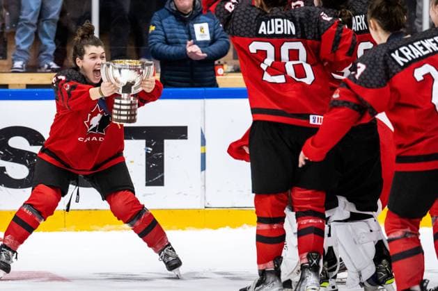 Bilder des Jahres 2023, Sport 01 Januar Sport Themen der Woche KW02 Sport Bilder des Tages 230115 Jocelyn Amos of Canada celebrates with the first place trophy after the 2023 IIHF U18 Women s World Championship, WM, Weltmeisterschaft final between Canada and Sweden on January 15, 2023 in Östersund. Photo: Mathilda Ahlberg BILDBYRAN kod MA MA0381 ishockey Ice hockey, Eishockey u18 vm u18-vm 2023 iihf u18 womens world championship final kanada sverige sweden canada dam bbeng jubel *** 230115 Jocelyn Amos of Canada celebrates with the first place trophy after the 2023 IIHF U18 Women s World Championship final between Canada and Sweden on January 15, 2023 in Östersund Photo Mathilda Ahlberg BILDBYRAN kod MA MA0381 ishockey ice hockey u18 vm u18 vm 2023 iihf u18 womens world championship final kanada sverige sweden canada dam bbeng jubel,  Copyright: MATHILDAxAHLBERG BB230115MA221