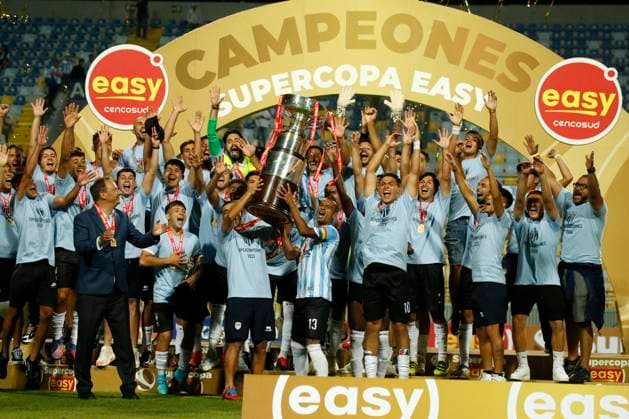 Bilder des Jahres 2023, Sport 01 Januar Sport Themen der Woche KW02 Sport Bilder des Tages Futbol, Colo Colo vs Magallanes. Supercopa 2023. Los jugadores de Magallanes celebran con el trofeo de la Supercopa tras el partido contra Colo Colo disputado en le estadio Sausalito de Vina del Mar, Chile. 15 01 2023 Andres Pina Photosport Football, Colo Colo vs Magallanes. 2023 Supercopa match. Magallanes s players celebrate with the Supercopa trophy after the match against Colo Colo held at the Sausalito stadium in Vina del Mar, Chile. 15 01 2023 Andres Pina Photosport Colo Colo vs Magallanes, Supercopa 2023