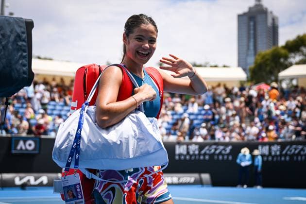 Sport Bilder des Tages Mandatory Credit: Photo by James Gourley Shutterstock (13714310j) Emma Raducanu celebrates victory in her first round match Australian Open, Day One, Tennis, Melbourne Park, Melbourne, Australia - 16 Jan 2023 Australian Open, Day One, Tennis, Melbourne Park, Melbourne, Australia - 16 Jan 2023 Copyright: xJamesxGourley Shutterstockx 13714310j