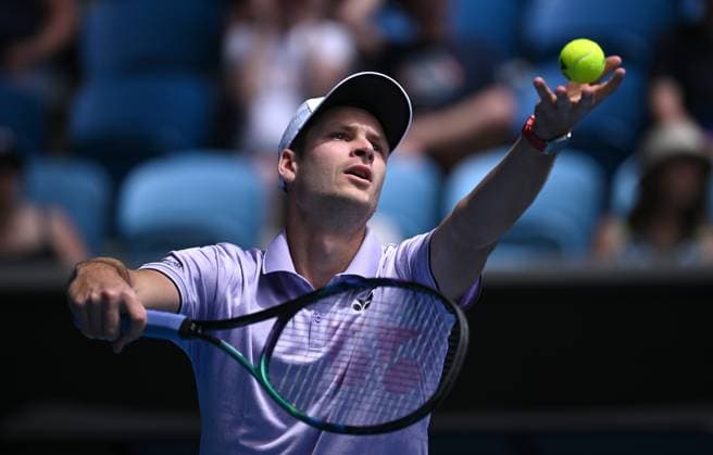 TENNIS AUSTRALIAN OPEN, Hubert Hurkacz of Poland prepares to serve during his Men?s Singles 1st round match against Pedro Martinez of Spain on Day 1 of the 2023 Australian Open tennis tournament at Melbourne Park in Melbourne, Monday, January 16, 2023. ( NO ARCHIVING, EDITORIAL USE ONLY, NO USE IN BOOKS WITHOUT CONSENT MELBOURNE VICTORIA AUSTRALIA  Copyright: xJAMESxROSSx 20230116001752926436
