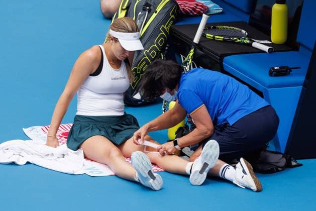Sport Bilder des Tages January 16, 2023: 13th seed Danielle COLLINS of the USA receives treatment in a match against Anna KALINSKAYA in the Women s Singles match on day 1 of the 2023 Australian Open on Rod Laver Arena, in Melbourne, Australia. Cal Media. USA - ZUMAc04_ 20230116_zaf_c04_029 Copyright: xSydneyxLowx