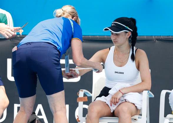 Eva Lys gets wrist badag treated for injury, physiotherapist, doctor, Australian Open 2023, Melbourne Park, Melbourne, Victoria, Australia Copyright: xJuergenxHasenkopfx
