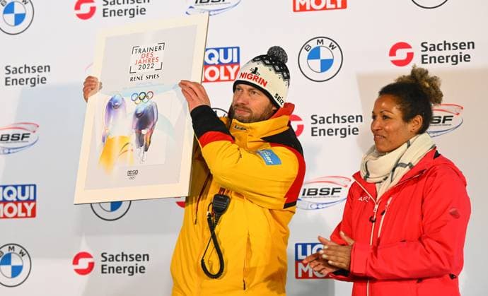 Bundestrainer Rene Spies (Deutschland) wird als Trainer des Jahres ausgezeichnet, Bob, Zweierbob, Zweier-Bob, 2. Lauf der Herren, BMW IBSF World Cup Bob & Skeleton 2022 23 Altenberg, Weltcup, Welt-Cup, Wintersport, Sachsen Energie Eiskanal Altenberg, 14.01.2023, *** National coach Rene Spies Germany is awarded coach of the year, bobsleigh, two-man bobsleigh, 2 run mens bobsleigh, BMW IBSF World Cup Bob Skeleton 2022 23 Altenberg, World Cup, World Cup, winter sports, Sachsen Energie Eiskanal Altenberg, 14 01 2023,
