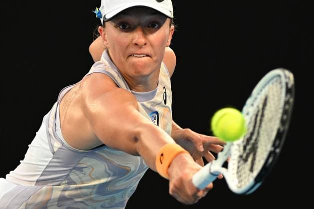 Sport Bilder des Tages TENNIS AUSTRALIAN OPEN, Iga Swiatek of Poland returns during her Women?s Singles 1st Round match against Jule Niemeier of Germany on Day 1 of the 2023 Australian Open tennis tournament at Melbourne Park in Melbourne, Monday, January 16, 2023. ( NO ARCHIVING, EDITORIAL USE ONLY, NO USE IN BOOKS WITHOUT CONSENT MELBOURNE VICTORIA AUSTRALIA  Copyright: xLUKASxCOCHx 20230116001753052175