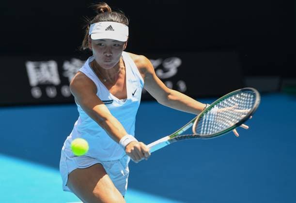 (230116) -- MELBOURNE, Jan. 16, 2023 -- Yuan Yue of China hits a return during the women s single 1st round match against Maria Sakkari of Greece at Australian Open tennis tournament, in Melbourne, Australia, Jan. 16, 2023. ) (SP)AUSTRALIA-MELBOURNE-TENNIS-AUSTRALIAN OPEN-DAY 1 GuoxLei 
