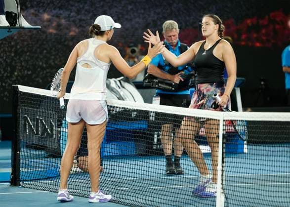 R L Jule Niemeier GER congratulates the winner Iga Swiatek, Australian Open 2023, Melbourne Park, Melbourne, Victoria, Australia Copyright: xJuergenxHasenkopfx