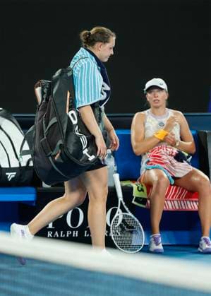 Jule Niemeier GER leaves the court after her defeat, Iga Swiatek in the background, Australian Open 2023, Melbourne Park, Melbourne, Victoria, Australia Copyright: xJuergenxHasenkopfx