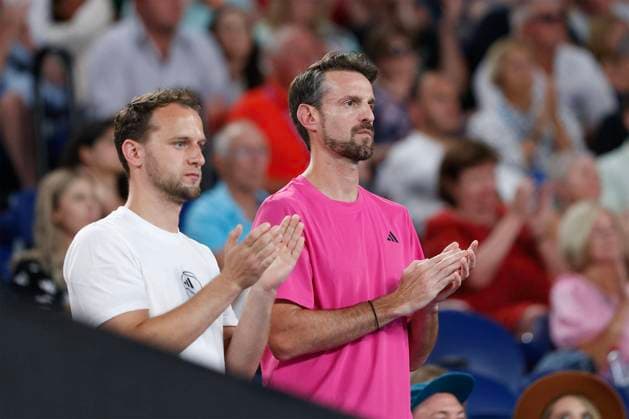 Jule Niemeier GER , Emotion, Australian Open 2023, Melbourne Park, Melbourne, Victoria, Australia , Jule Niemeier Team, R L Coach, coach Christopher Kas and physiotherapist Florian Nowy, coach Christopher Kas and physiotherapist Florian Nowy stand in the players box and applaud Copyright: xJuergenxHasenkopfx