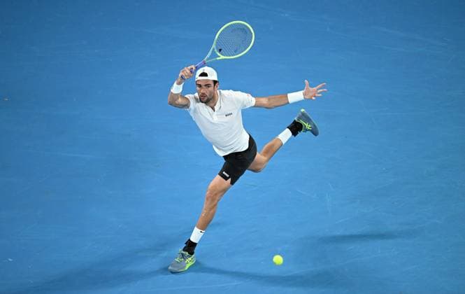 TENNIS AUSTRALIAN OPEN, Matteo Berrettini of Italy returns to Andy Murray of Great Britain falls during their first round match at the 2023 Australian Open tennis championship at Melbourne Park in Melbourne, Tuesday, January 17, 2023. ( NO ARCHIVING, EDITORIAL USE ONLY, NO USE IN BOOKS WITHOUT CONSENT MELBOURNE VICTORIA AUSTRALIA  Copyright: xJAMESxROSSx 20230117001753386669