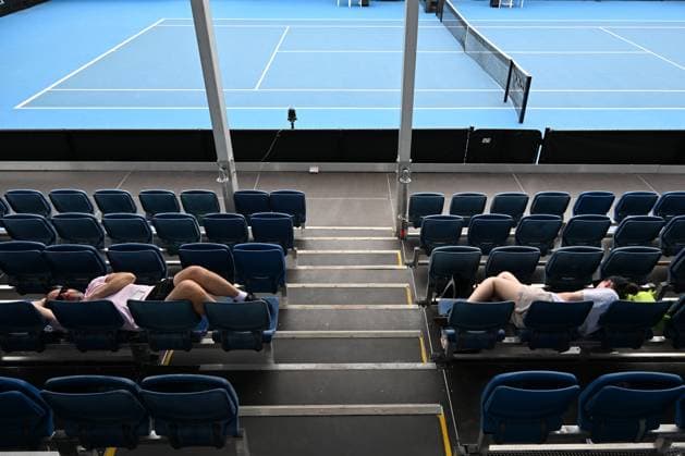 TENNIS AUSTRALIAN OPEN, Spectators get a quick sleep at the 2023 Australian Open tennis tournament at Melbourne Park in Melbourne, Tuesday, January 17, 2023. ( NO ARCHIVING, EDITORIAL USE ONLY, NO USE IN BOOKS WITHOUT CONSENT MELBOURNE VICTORIA AUSTRALIA  Copyright: xLUKASxCOCHx 20230117001753411300