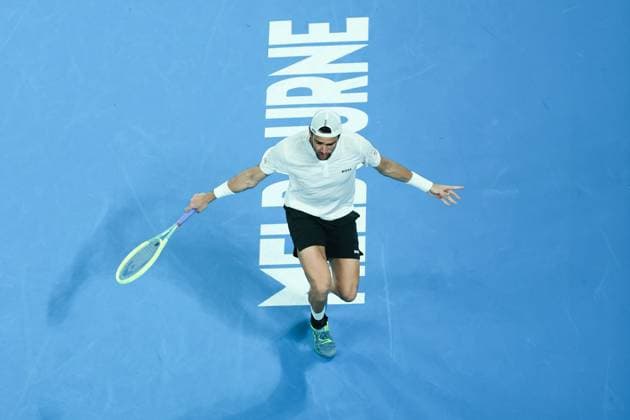 Sport Bilder des Tages Matteo Berrettini of Italy in action during round 1 match between Andy Murray of Great Britain and Matteo Berrettini of Italy Day 2 at the Australian Open Tennis 2023 at Rod Laver Arena, Melbourne, Australia on 17 January 2023. Copyright: xPeterxDovganx 34780460