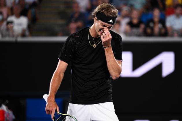 Mandatory Credit: Photo by James Gourley Shutterstock (13716760eh) Alexander Zverev looks dejected during his first round match Australian Open, Day Two, Tennis, Melbourne Park, Melbourne, Australia - 17 Jan 2023 Australian Open, Day Two, Tennis, Melbourne Park, Melbourne, Australia - 17 Jan 2023 Copyright: xJamesxGourley Shutterstockx 13716760eh