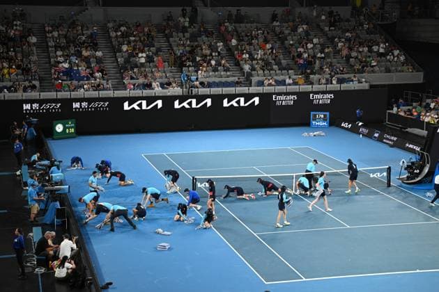TENNIS AUSTRALIAN OPEN, Attendants mop up rain water during the 1st round singles match between Alex de Minaur of Australia and Yu Hsiou Hsu of Hong Kong during 2023 Australian Open tennis tournament at Melbourne Park in Melbourne, Tuesday, January 17, 2023. ( NO ARCHIVING, EDITORIAL USE ONLY, NO USE IN BOOKS WITHOUT CONSENT MELBOURNE VICTORIA AUSTRALIA  Copyright: xJAMESxROSSx 20230117001753467881