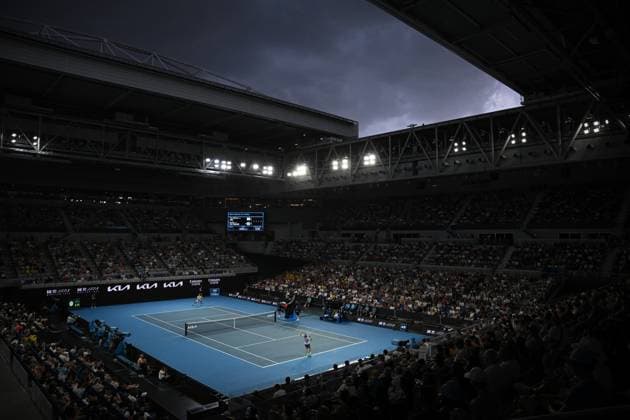 TENNIS AUSTRALIAN OPEN, Rain clouds are seen during the 1st round singles match between Alex de Minaur of Australia and Yu Hsiou Hsu of Hong Kong during 2023 Australian Open tennis tournament at Melbourne Park in Melbourne, Tuesday, January 17, 2023. ( NO ARCHIVING, EDITORIAL USE ONLY, NO USE IN BOOKS WITHOUT CONSENT MELBOURNE VICTORIA AUSTRALIA  Copyright: xJAMESxROSSx 20230117001753468019