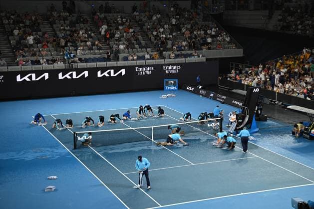 TENNIS AUSTRALIAN OPEN, Attendants mop up rain water during the 1st round singles match between Alex de Minaur of Australia and Yu Hsiou Hsu of Hong Kong during 2023 Australian Open tennis tournament at Melbourne Park in Melbourne, Tuesday, January 17, 2023. ( NO ARCHIVING, EDITORIAL USE ONLY, NO USE IN BOOKS WITHOUT CONSENT MELBOURNE VICTORIA AUSTRALIA  Copyright: xJAMESxROSSx 20230117001753468079