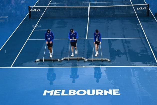 Sport Bilder des Tages TENNIS AUSTRALIAN OPEN, Attendants sweep off the rain during 2023 Australian Open tennis tournament at Melbourne Park in Melbourne, Tuesday, January 17, 2023. ( NO ARCHIVING, EDITORIAL USE ONLY, NO USE IN BOOKS WITHOUT CONSENT MELBOURNE VICTORIA AUSTRALIA  Copyright: xJOELxCARRETTx 20230117001753473526
