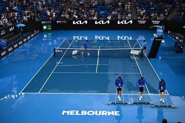TENNIS AUSTRALIAN OPEN, Attendants sweep off the rain during 2023 Australian Open tennis tournament at Melbourne Park in Melbourne, Tuesday, January 17, 2023. ( NO ARCHIVING, EDITORIAL USE ONLY, NO USE IN BOOKS WITHOUT CONSENT MELBOURNE VICTORIA AUSTRALIA  Copyright: xJOELxCARRETTx 20230117001753473602