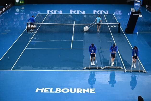 TENNIS AUSTRALIAN OPEN, Attendants sweep off the rain during 2023 Australian Open tennis tournament at Melbourne Park in Melbourne, Tuesday, January 17, 2023. ( NO ARCHIVING, EDITORIAL USE ONLY, NO USE IN BOOKS WITHOUT CONSENT MELBOURNE VICTORIA AUSTRALIA  Copyright: xJOELxCARRETTx 20230117001753473687