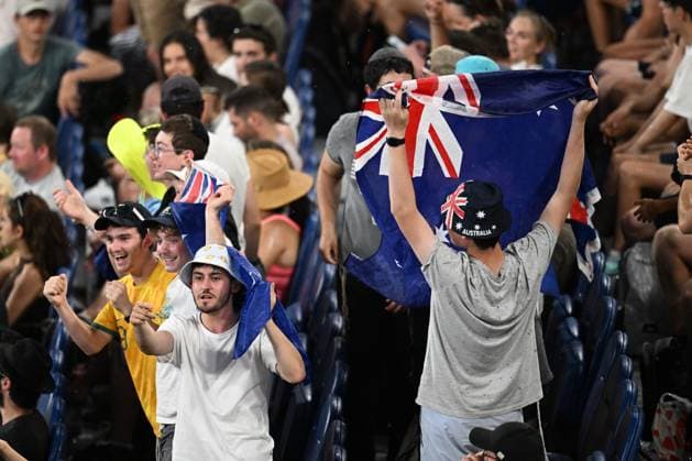 TENNIS AUSTRALIAN OPEN, Spectators try to shield themselves from rain during 2023 Australian Open tennis tournament at Melbourne Park in Melbourne, Tuesday, January 17, 2023. ( NO ARCHIVING, EDITORIAL USE ONLY, NO USE IN BOOKS WITHOUT CONSENT MELBOURNE VICTORIA AUSTRALIA  Copyright: xJamesxRossx 20230117001753476078