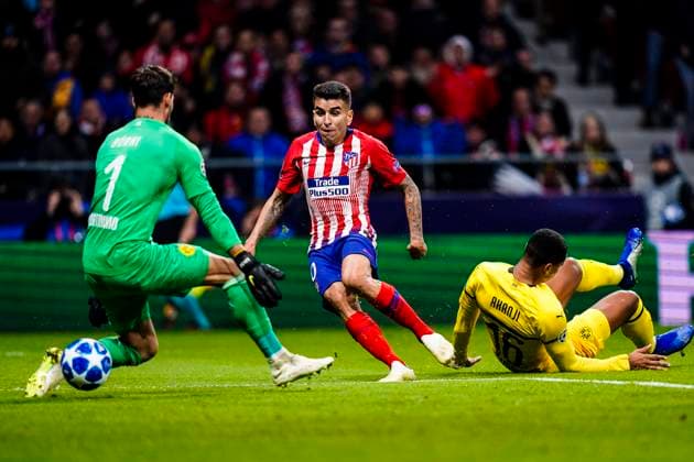 UEFA Champions League 2018-19 - Atletico de Madrid vs Borussia Dortmund Angel Correa of Atletico de Madrid (L) attempts a kick while being defended by Borussia Dortmund Goalkeeper Roman Burki (L) during the UEFA Champions League 2018-19 match between Atletico de Madrid and Borussia Dortmund at Wanda Metropolitano on November 06 2018 in Madrid, Spain. Madrid Wanda Metropolitano Spain  Copyright: xPowerxSportxImagesx PSI03210.04_06NOVEMBER2018_DGS2806