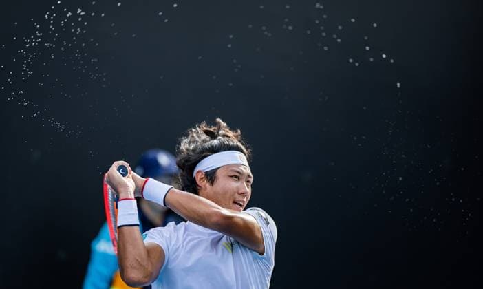 (230117) -- MELBOURNE, Jan. 17, 2023 -- Zhang Zhizhen of China competes during the men s single 1st round match against Ben Shelton of the United States at Australian Open tennis tournament, in Melbourne, Australia, Jan. 17, 2023. (Photo by Hu Jingchen Xinhua) (SP)AUSTRALIA-MELBOURNE-TENNIS-AUSTRALIAN OPEN-DAY 2 BaixXuefei 