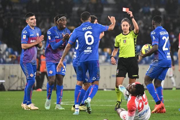 January 17, 2023, NAPOLI: Referee Maria Sole Ferrieri Caputi shows the red card to Cremonese™s defender Leonardo Sernicola (L) during the Coppa Italia round of 16 soccer match between SSC Napoli and Us Cremonese at the Diego Armando Maradona stadium in Naples, Italy , 17 January 2023. .ANSA CIRO FUSCO NAPOLI - ZUMAa110 20230117_zaf_a110_015 Copyright: xCiroxFuscox