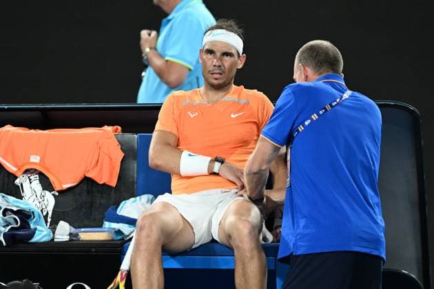 TENNIS AUSTRALIAN OPEN, Rafael Nadal of Spain recieves medical treatment during his match against Mackenzie McDonald of the USA during the 2023 Australian Open tennis tournament at Melbourne Park in Melbourne, Wednesday, January 18, 2023. ( NO ARCHIVING, EDITORIAL USE ONLY, NO USE IN BOOKS WITHOUT CONSENT MELBOURNE VICTORIA AUSTRALIA  Copyright: xJAMESxROSSx 20230118001753753460
