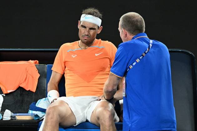 TENNIS AUSTRALIAN OPEN, Rafael Nadal of Spain receives medical treatment during his match against Mackenzie McDonald of the USA during the 2023 Australian Open tennis tournament at Melbourne Park in Melbourne, Wednesday, January 18, 2023. ( NO ARCHIVING, EDITORIAL USE ONLY, NO USE IN BOOKS WITHOUT CONSENT MELBOURNE VICTORIA AUSTRALIA  Copyright: xDIEGOxFEDELEx 20230118001753760707