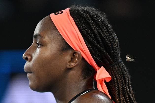 TENNIS AUSTRALIAN OPEN, Coco Gauff of the U.S. with an insect during her match against Emma Raducanu of Great Britain during the 2023 Australian Open tennis tournament at Melbourne Park in Melbourne, Wednesday, January 18, 2023. ( NO ARCHIVING, EDITORIAL USE ONLY, NO USE IN BOOKS WITHOUT CONSENT MELBOURNE VICTORIA AUSTRALIA  Copyright: xJAMESxROSSx 20230118001753811281