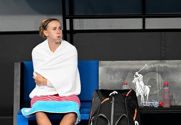 (230118) -- MELBOURNE, Jan. 18, 2023 -- Jil Teichmann of Switzerland covers herself with towels after raining during the women s singles second round match against Zhu Lin of China at Australian Open tennis tournament in Melbourne, Australia, on Jan. 18, 2023. ) (SP)AUSTRALIA-MELBOURNE-TENNIS-AUSTRALIAN OPEN-DAY 3 GuoxLei 