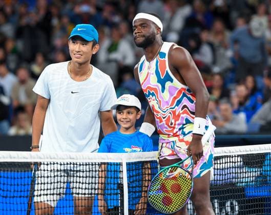 (230118) -- MELBOURNE, Jan. 18, 2023 -- Shang Juncheng (L) of China and Frances Tiafoe of the United States pose before their men s singles 2nd round match at Australian Open tennis tournament in Melbourne, Australia, on Jan. 18, 2023. ) (SP)AUSTRALIA-MELBOURNE-TENNIS-AUSTRALIAN OPEN-DAY 3 GuoxLei 