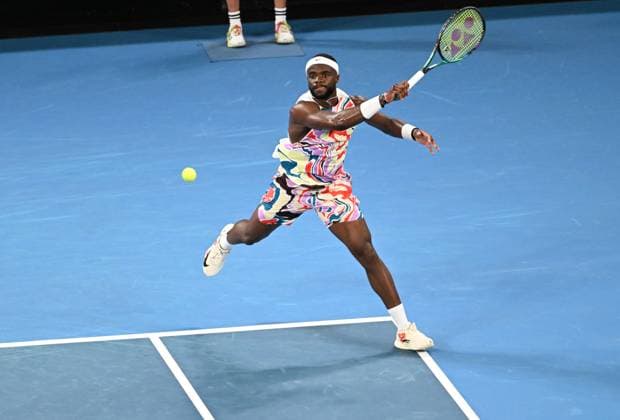 Sport Bilder des Tages (230118) -- MELBOURNE, Jan. 18, 2023 -- Frances Tiafoe of the United States hits a return during the men s singles 2nd round match against Shang Juncheng of China at Australian Open tennis tournament in Melbourne, Australia, on Jan. 18, 2023. ) (SP)AUSTRALIA-MELBOURNE-TENNIS-AUSTRALIAN OPEN-DAY 3 GuoxLei 