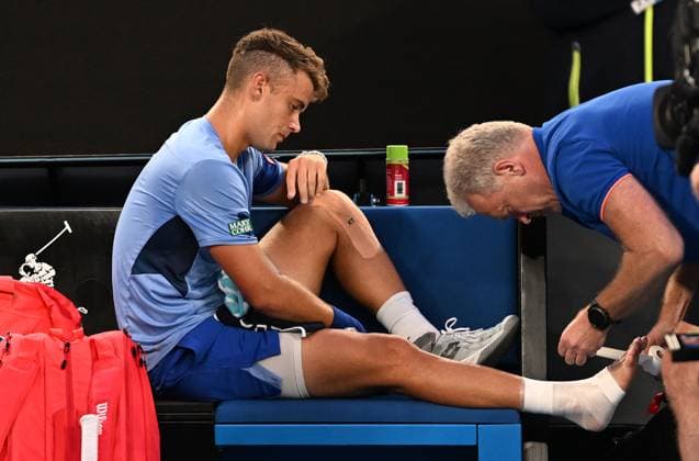 TENNIS AUSTRALIAN OPEN, Enzo Couacaud of France receives medical attention during his second round match against Novak Djokorvic of Serbia during the 2023 Australian Open tennis tournament at Melbourne Park in Melbourne, Thursday, January 19, 2023. ( NO ARCHIVING, EDITORIAL USE ONLY, NO USE IN BOOKS WITHOUT CONSENT MELBOURNE VICTORIA AUSTRALIA  Copyright: xLUKASxCOCHx 20230119001754252913