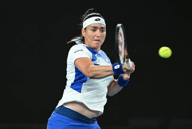 TENNIS AUSTRALIAN OPEN, Ons Jabeur of Tunisia plays a backhand return to Marketa Vondrousova of the Czech Republic during the 2023 Australian Open tennis tournament at Melbourne Park in Melbourne, Thursday, January 19, 2023. ( NO ARCHIVING, EDITORIAL USE ONLY, NO USE IN BOOKS WITHOUT CONSENT MELBOURNE VICTORIA AUSTRALIA  Copyright: xLUKASxCOCHx 20230119001754315083