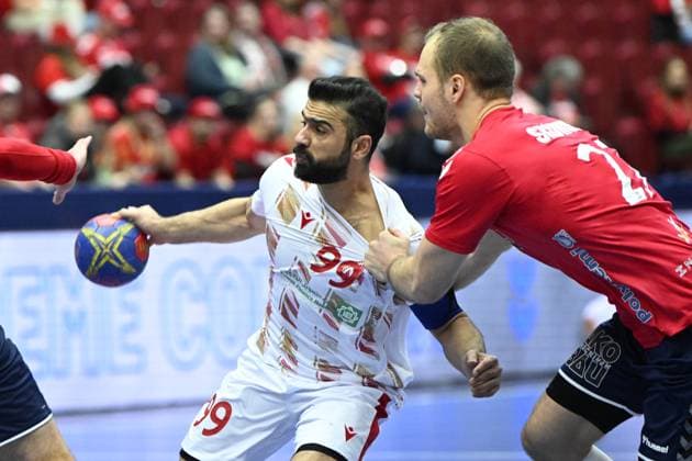 MALMÖ 20230119 Bahrains Husain Alsayyad is pulled in the jersey by the USAs Paul Skorupa during Thursdays match in the handball World Cup, intermediate round group 4, between the USA and Bahrain in Malmö Arena MALMÖ SWEDEN HANDBOLL x50090x,  Copyright: xJohanxNilsson TTx HANDBOLLS-VM USA-BAHRAIN
