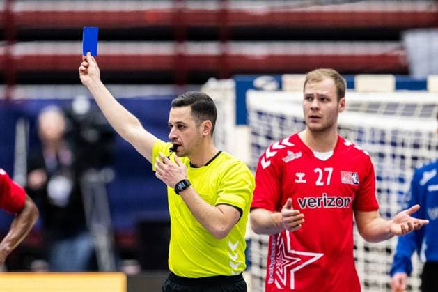 230119 Paul Skorupa of USA receives a blue card during the 2023 IHF World Mens Handball Championship match between USA and Bahrain on January 19, 2023 in Malmö Photo Petter Arvidson BILDBYRAN code PA PA0491 handball handball handball ihf 2023 world men?s handball championship handballs vm vm 2023 ihf world men?s handball championship day 5 bbeng usa bahrain blatt card,  Copyright: PETTERxARVIDSON BB230119PA027