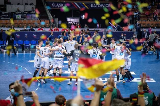 Bilder des Jahres 2023, Sport 01 Januar Sport Bilder des Tages Handball Kattowitz 19.01.2023 Weltmeisterschaft Handball WM Männer Vorrunde Deutschland (GER) - Argentinien (ARG) Team Deutschland feiert den Sieg Fans *** Handball Katowice 19 01 2023 World Championship Handball World Cup Men Preliminary Round Germany GER Argentina ARG Team Germany celebrates victory Fans