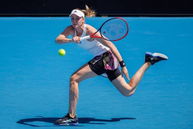 January 20, 2023: 22nd seed Elena RYBAKINA of Kazakhstan in action against 13th seed Danielle COLLINS of the USA in the Women s Singles match on day 5 of the 2023 Australian Open on Kia Arena, in Melbourne, Australia. Cal Media. USA - ZUMAc04_ 20230120_zaf_c04_042 Copyright: xSydneyxLowx
