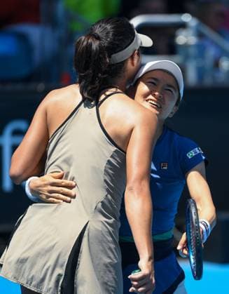 (230120) -- MELBOURNE, Jan. 20, 2023 -- Shuko Aoyama Ena Shibahara(L) of Japan react during the women s doubles first round match against Wang Xiyu of China and Megda Linette of Poland at Australian Open tennis tournament in Melbourne, Australia, on Jan. 20, 2023. ) (SP)AUSTRALIA-MELBOURNE-TENNIS-AUSTRALIAN OPEN-DAY 5 GuoxLei 