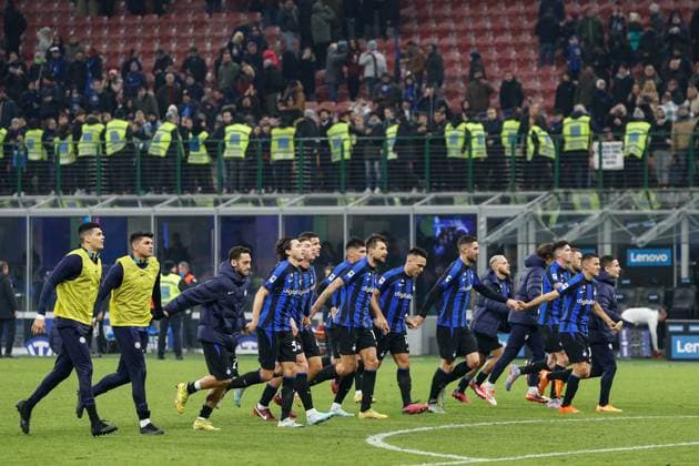 Serie A: FC INTER vs HELLAS VERONA Italy, Milan, jan 14 2023: fc Inter players greet the fans in the stands after the victory at the end of soccer game FC INTER vs HELLAS VERONA, Serie A 2022-2023 day18 San Siro stadium Milan Lombardy Italy Copyright: xFabrizioxAndreaxBertanix