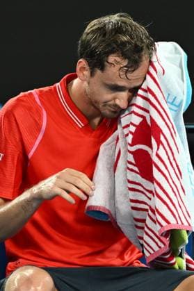 TENNIS AUSTRALIAN OPEN, Daniil Medvedev calls for the trainer after losing the opening game to Sebastian Korda of the USA during the 2023 Australian Open tennis tournament at Melbourne Park in Melbourne, Friday, January 20, 2023. ( NO ARCHIVING, EDITORIAL USE ONLY, NO USE IN BOOKS WITHOUT CONSENT MELBOURNE VICTORIA AUSTRALIA  Copyright: xJOELxCARRETTx 20230120001754707808