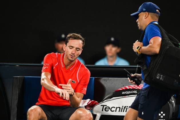 Mandatory Credit: Photo by James Gourley Shutterstock (13716911fx) Daniil Medvedev gets treatment during his third round match Australian Open, Day Five, Tennis, Melbourne Park, Melbourne, Australia - 20 Jan 2023 Australian Open, Day Five, Tennis, Melbourne Park, Melbourne, Australia - 20 Jan 2023 Copyright: xJamesxGourley Shutterstockx 13716911fx