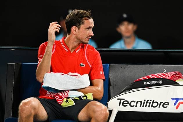 Mandatory Credit: Photo by James Gourley Shutterstock (13716911fv) Daniil Medvedev gets treatment during his third round match Australian Open, Day Five, Tennis, Melbourne Park, Melbourne, Australia - 20 Jan 2023 Australian Open, Day Five, Tennis, Melbourne Park, Melbourne, Australia - 20 Jan 2023 Copyright: xJamesxGourley Shutterstockx 13716911fv